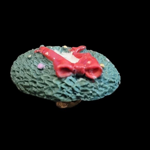 Resin Christmas Wreath Lapel Pin With Red Bow & Gold Details 1" - Picture 2 of 4